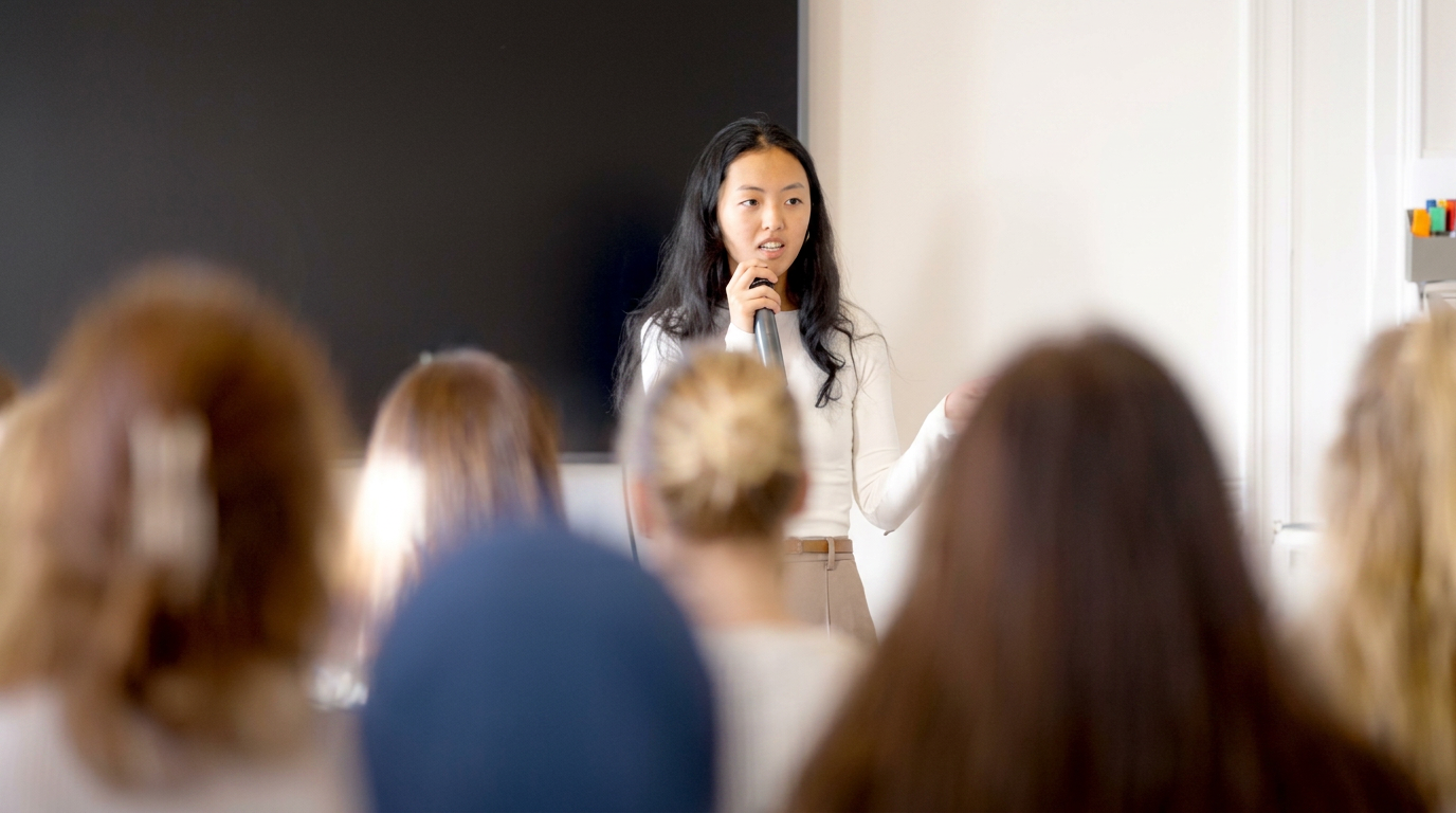 Cindy Lay föreläser om Meta Ads och digital marknadsföring inför en publik av kvinnliga entreprenörer